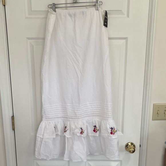 Jennifer & Grace Dresses & Skirts - Chic White Jennifer & Grace Maxi Skirt with Floral Accents. Size m